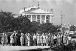 Строители Театра Луначарского в Севастополе (1957) Баженов.jpg