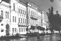 2 Востановленное Здание Горисполкома (1947-1949).jpg