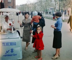 У тележки с газировкой. Улан-Удэ. 1959г.jpg